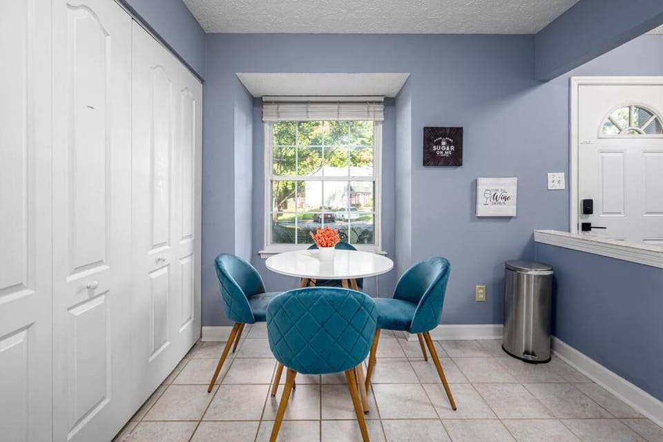 Cozy End Unit Townhouse 1 Mile from Downtown Cary House in Cedar Fork