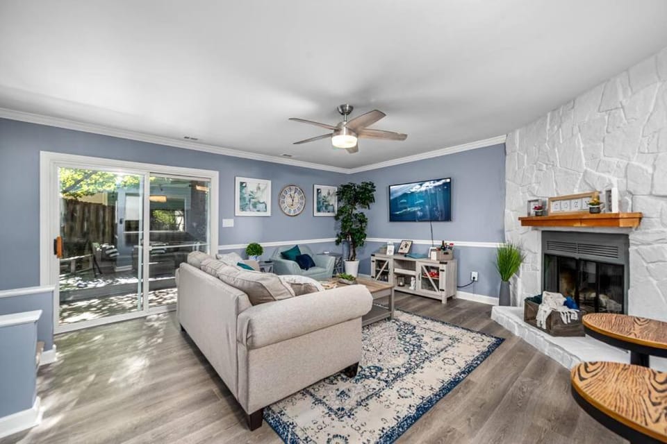 Cozy End Unit Townhouse 1 Mile from Downtown Cary House in Cedar Fork