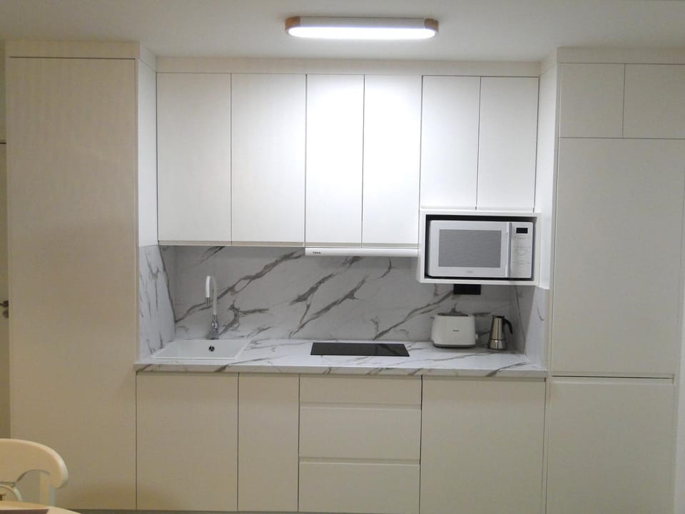 Kitchen or kitchenette, minibar, stove, toaster