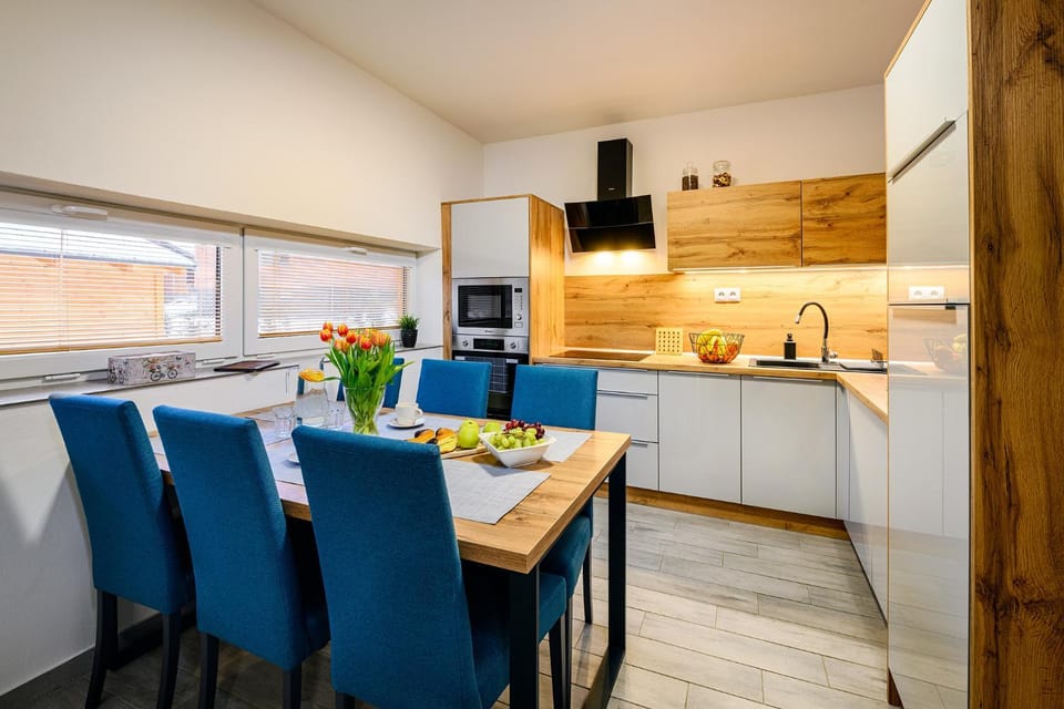Kitchen or kitchenette, Dining area, minibar, stove