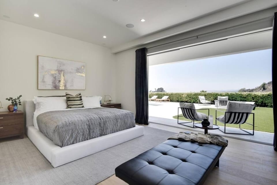 Vista Modern Villa in Hollywood Hills