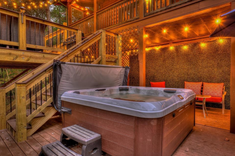 Property building, Patio, Winter, Hot Tub, Hot Tub, Balcony/Terrace, Balcony/Terrace, Spa and wellness centre/facilities, Food and drinks, Decorative detail, Evening entertainment, Entertainment, Drinks, Alcoholic drinks