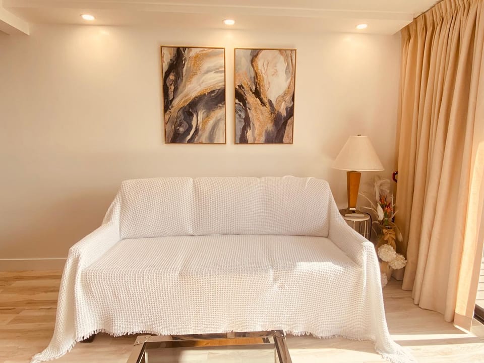 Newly renovated luxury, modern style Waikiki Sunset Hotel Ocean view Freeparking Apartment hotel in Honolulu