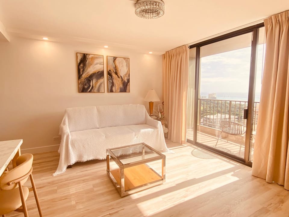 Newly renovated luxury, modern style Waikiki Sunset Hotel Ocean view Freeparking Apartment hotel in Honolulu