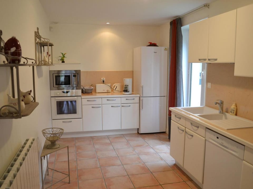Gîte familial avec piscine chauffée, jardin privé et équipements bébé en pleine propriété viticole. - FR-1-653-18 House in Nouvelle-Aquitaine