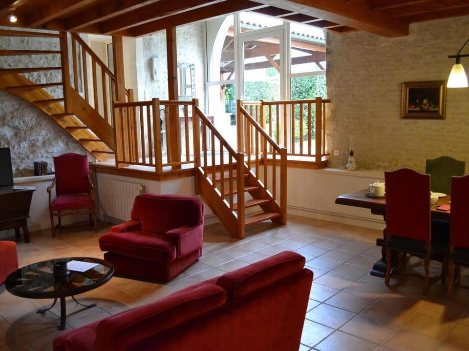 Gîte familial avec piscine chauffée, jardin privé et équipements bébé en pleine propriété viticole. - FR-1-653-18 House in Nouvelle-Aquitaine