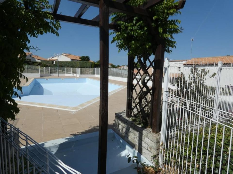Maison avec piscine pour 4 pers. à Notre-Dame-de-Monts - FR-1-540-167 House in Notre-Dame-de-Monts
