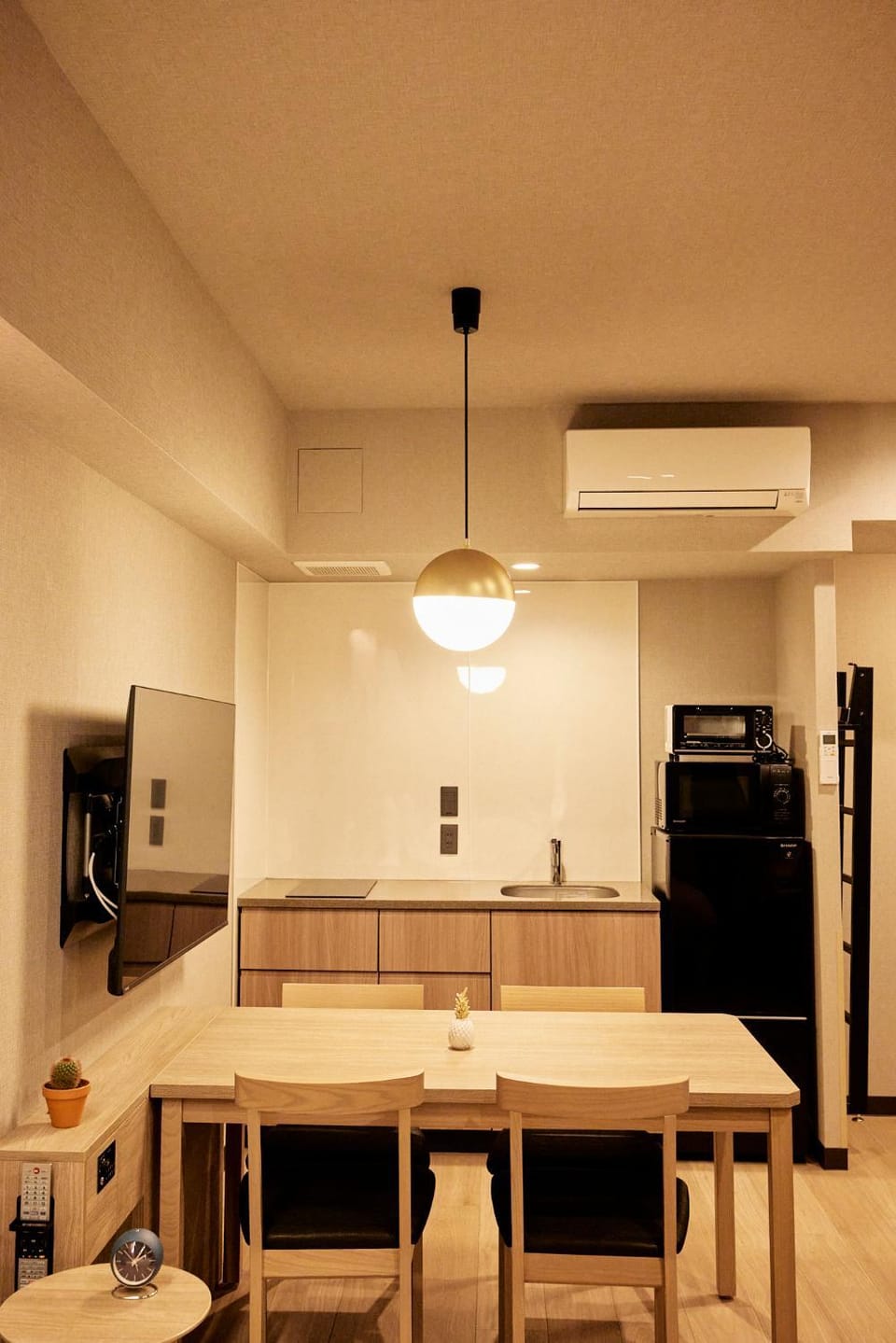 Kitchen or kitchenette, Dining area, air conditioner