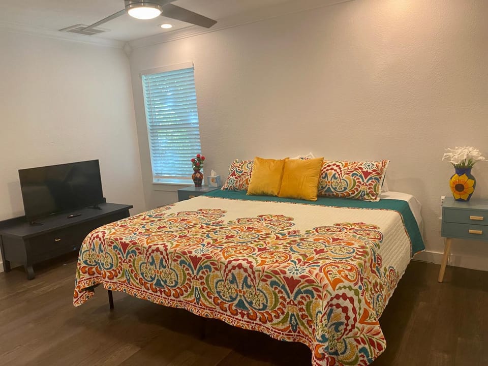 Bed, TV and multimedia, Bedroom