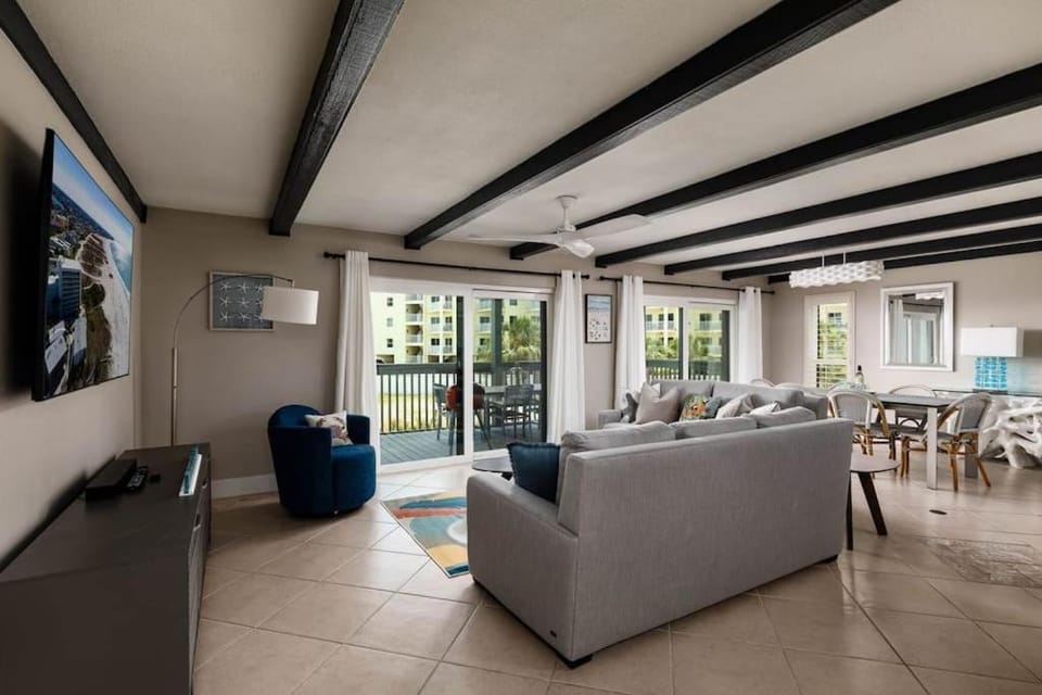 2 2 Oceanside Modern Condo with Amazing Ocean View House in Treasure Island