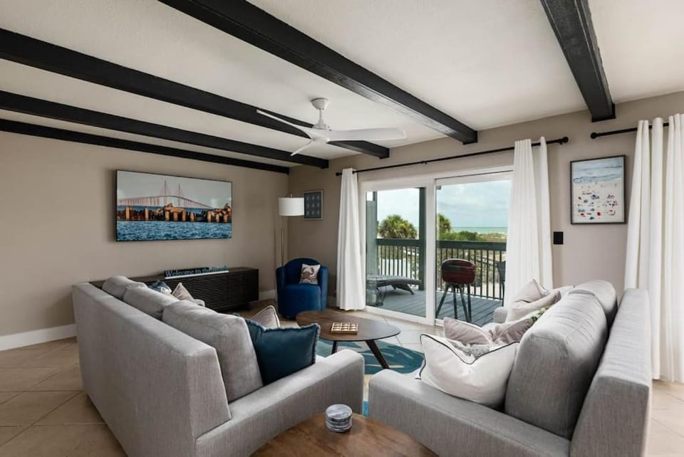 2 2 Oceanside Modern Condo with Amazing Ocean View House in Treasure Island