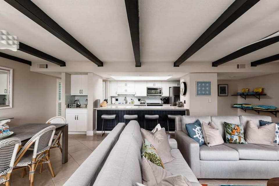 2 2 Oceanside Modern Condo with Amazing Ocean View House in Treasure Island