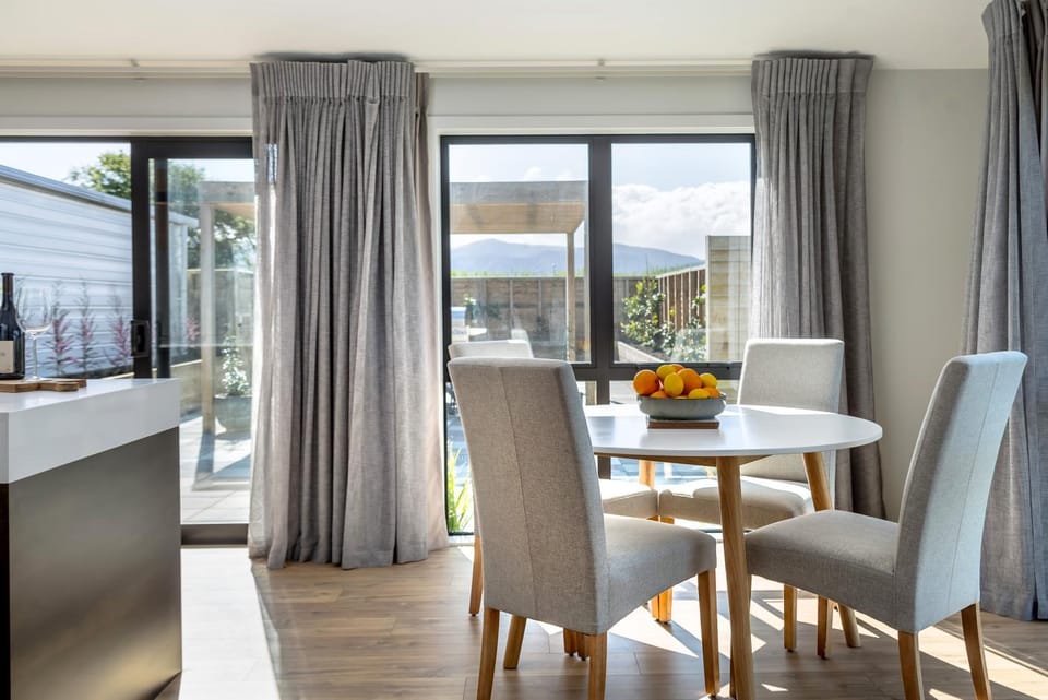 View (from property/room), Seating area, Dining area