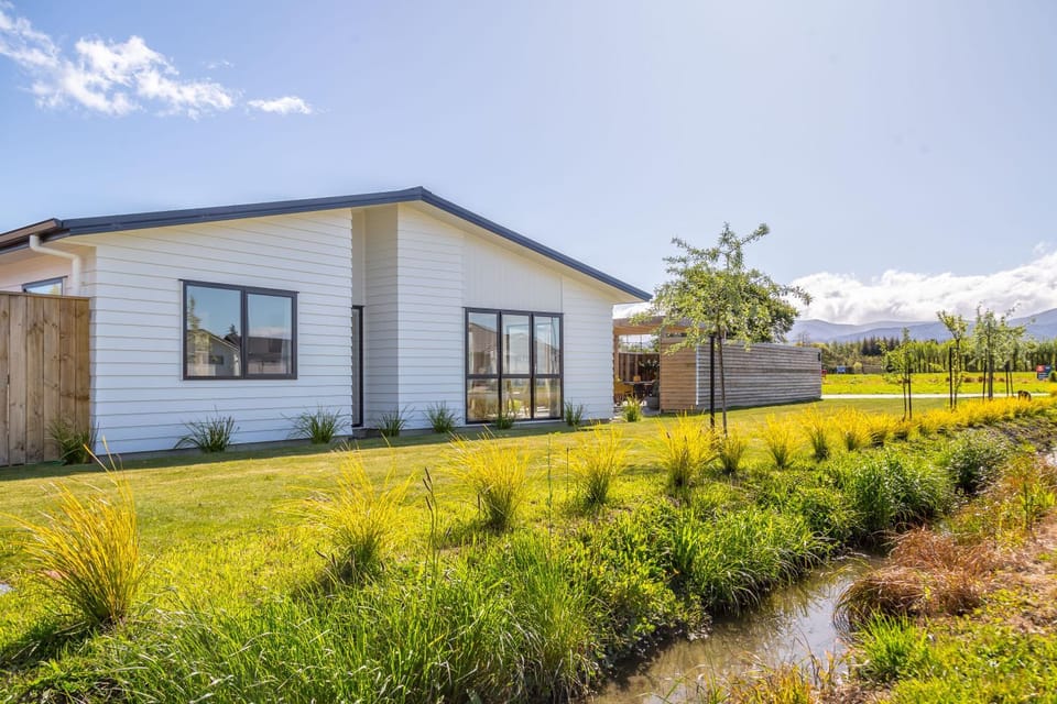 Property building, Natural landscape, Garden, Garden view, Mountain view