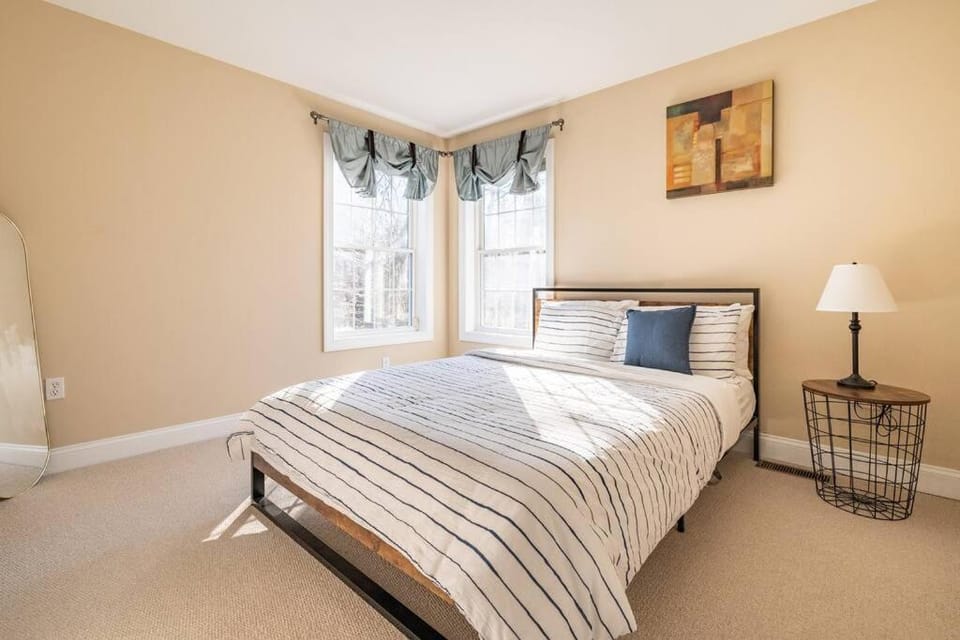 Luxury 4 bedroom house in Pocono Mountains with Hottub in Golf Course Near Lake House in Coolbaugh Township