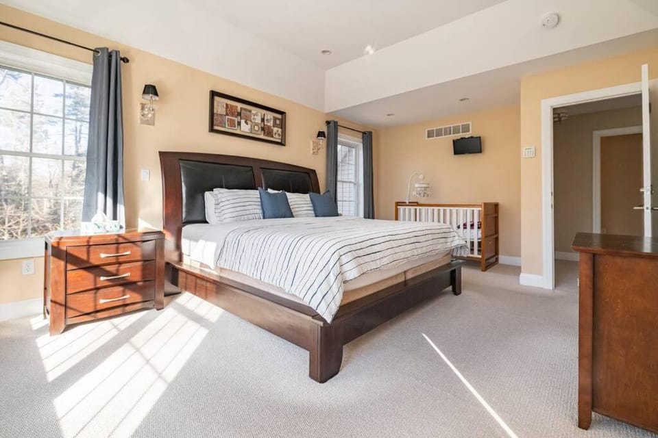 Luxury 4 bedroom house in Pocono Mountains with Hottub in Golf Course Near Lake House in Coolbaugh Township