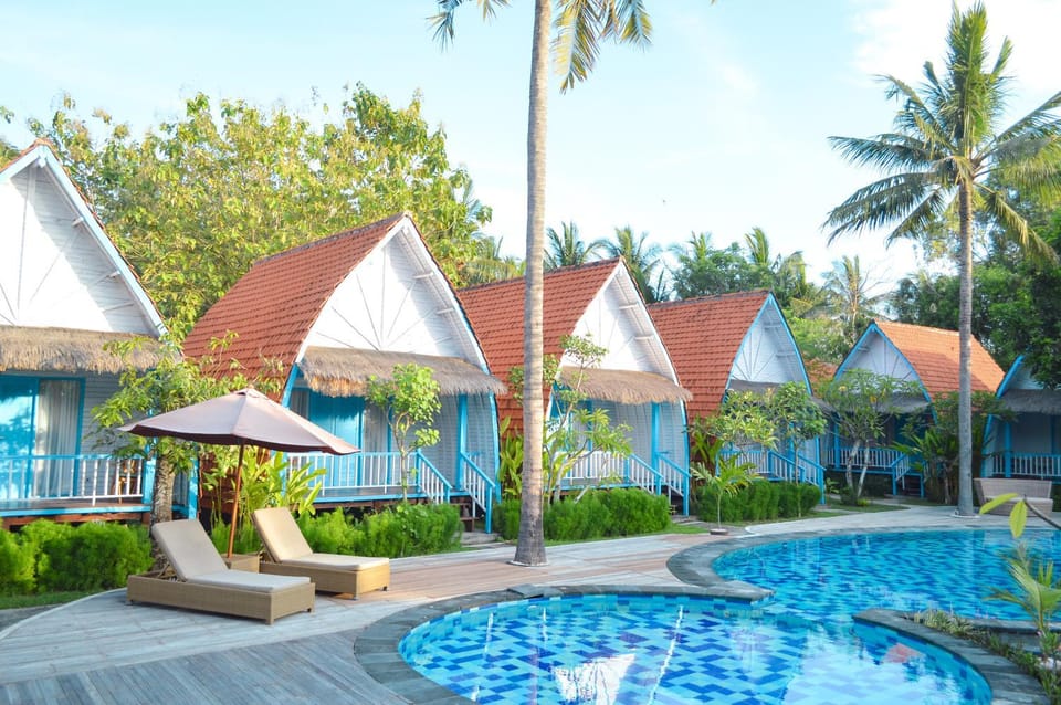 Property building, Day, Garden, Garden view, Pool view, Swimming pool, sunbed