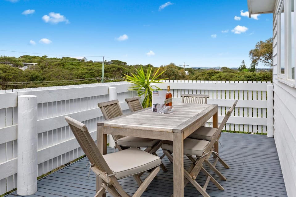 View (from property/room), Balcony/Terrace, Dining area