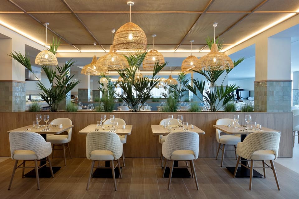 Restaurant/places to eat, Food and drinks, Seating area, Food, Buffet breakfast