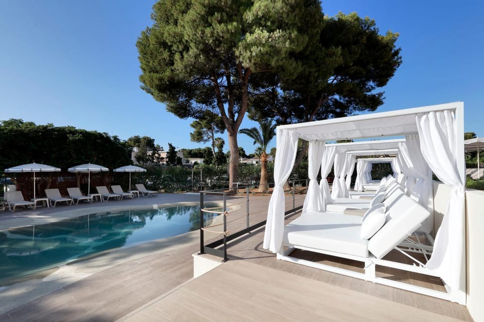 Day, Solarium, Pool view, Swimming pool, sunbed