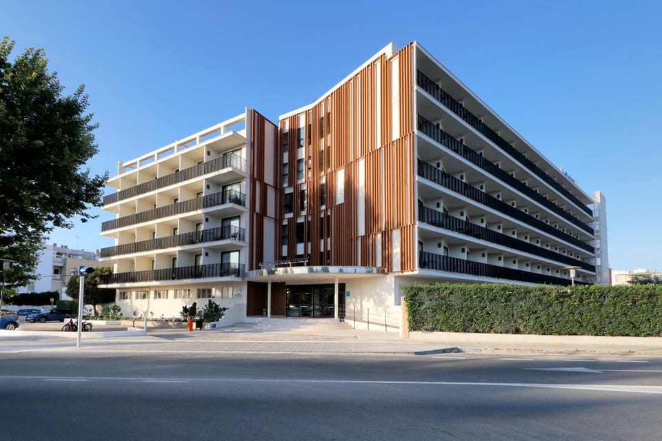 Property building, Facade/entrance, Neighbourhood, Street view, Location