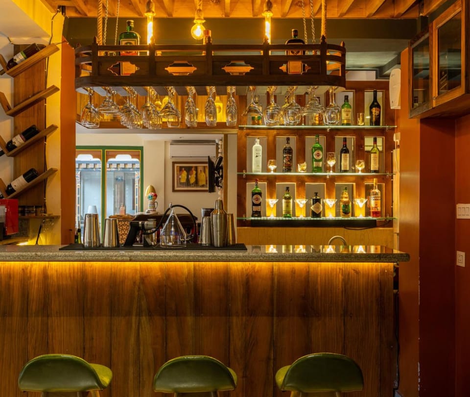 Restaurant/places to eat, Lounge or bar