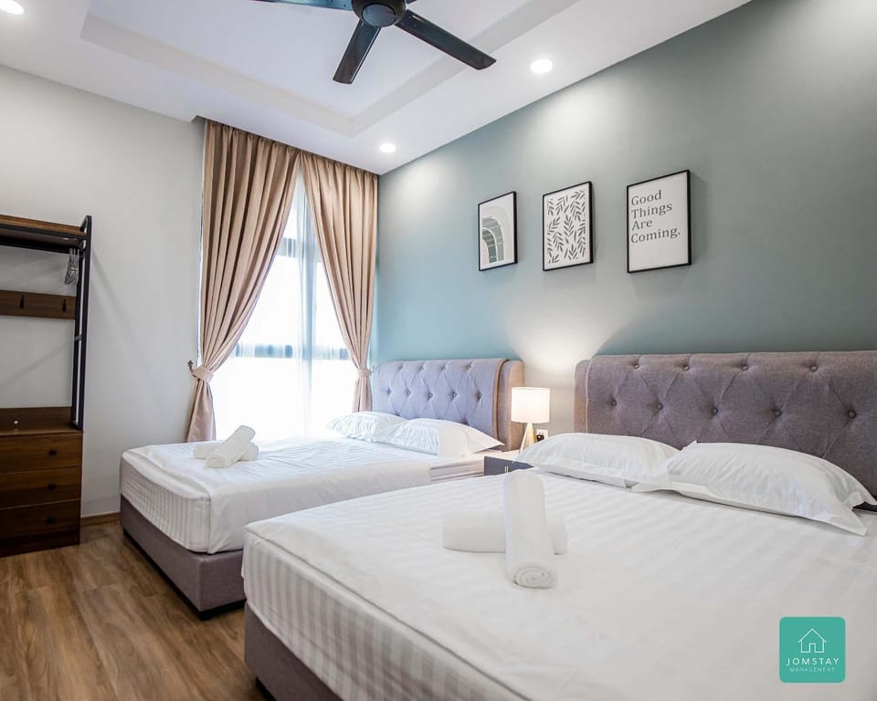 Bed, Photo of the whole room, Bedroom, fireplace, towels