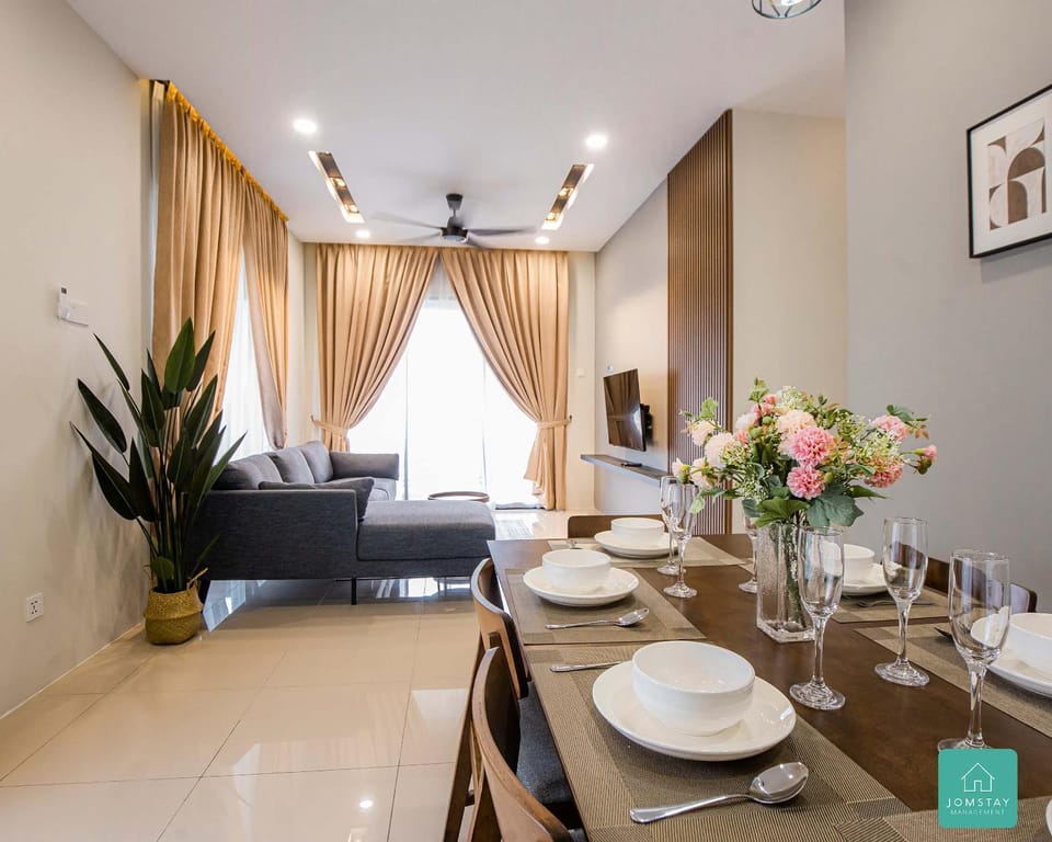 View (from property/room), View (from property/room), Living room, Seating area, Dining area, Mountain view, Mountain view