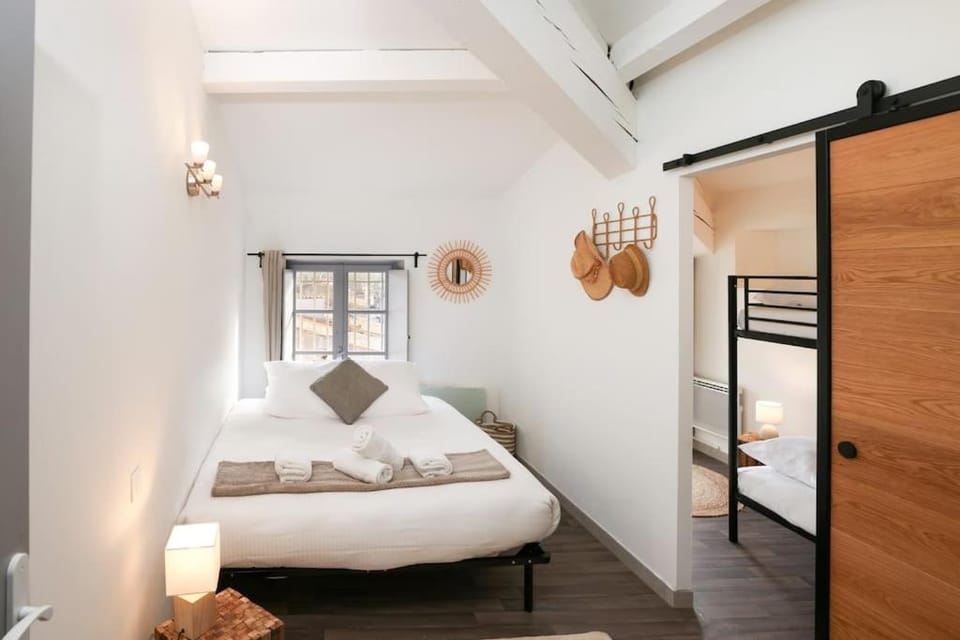Bed, Photo of the whole room, towels