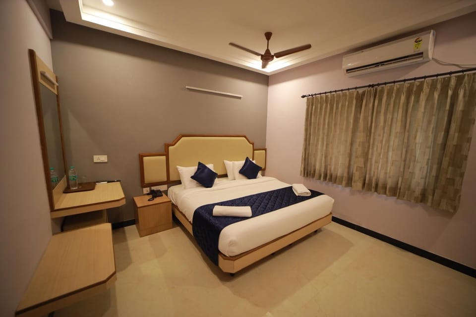 Photo of the whole room, Bedroom