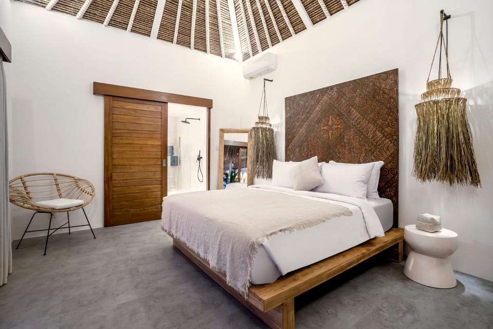 Bed, Bathroom, Photo of the whole room, Seating area, Bedroom