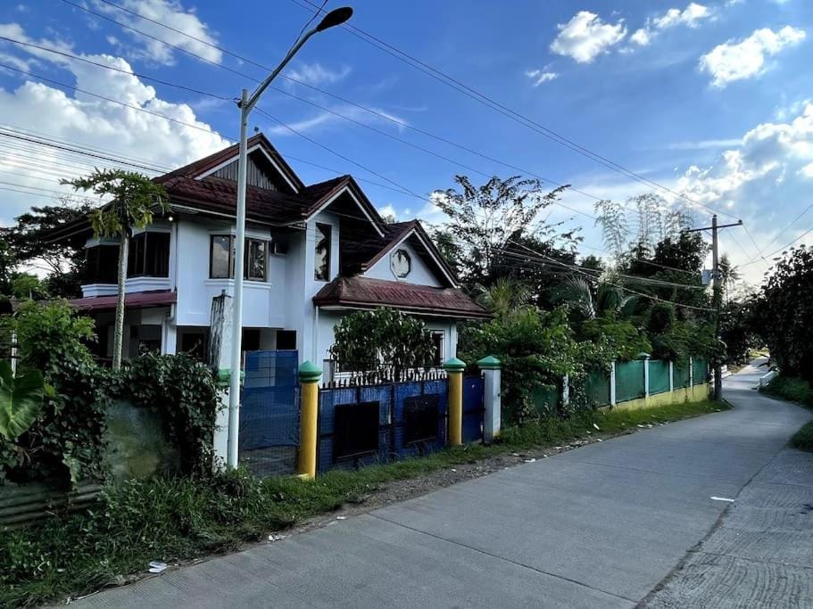 Charming 3-Bedroom Country Farm Home Pool ParkSprings Lipa Villa in Calabarzon