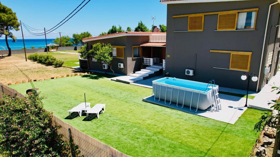 Property building, Garden, Swimming pool