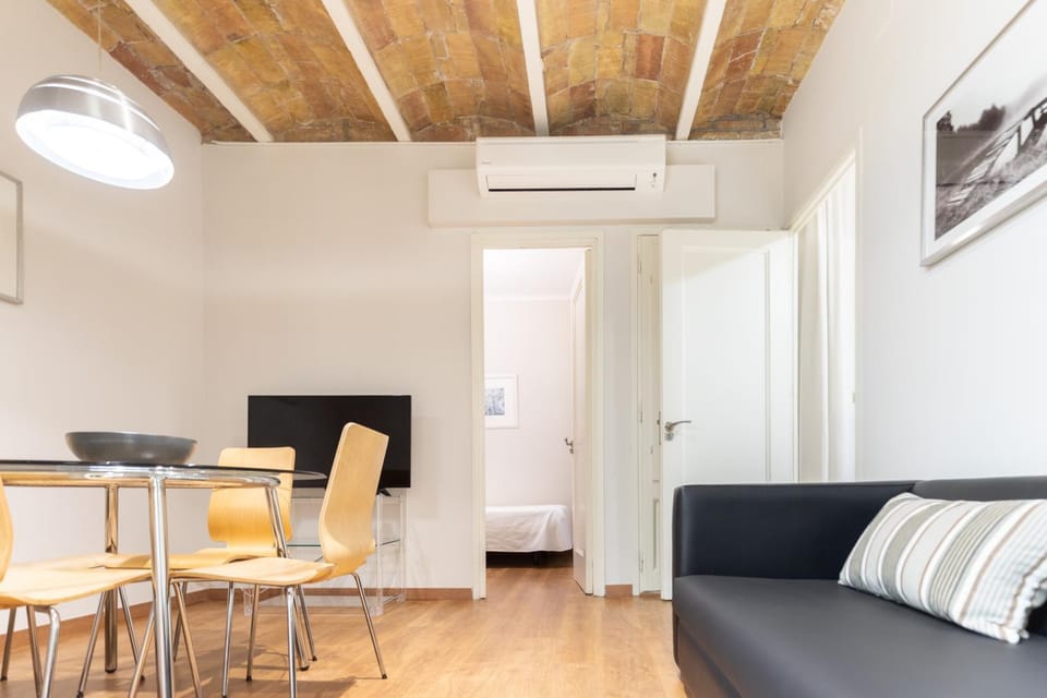 TV and multimedia, Kitchen or kitchenette, Living room, Seating area, Dining area, air conditioner