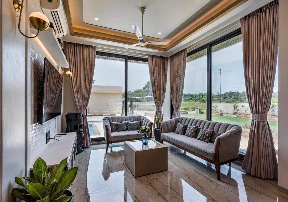 TV and multimedia, Living room, Seating area, fireplace, fireplace, air conditioner