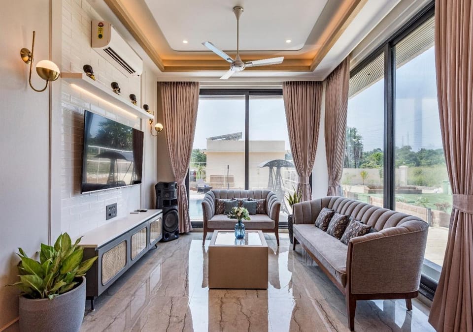TV and multimedia, Living room, Seating area, fireplace, air conditioner