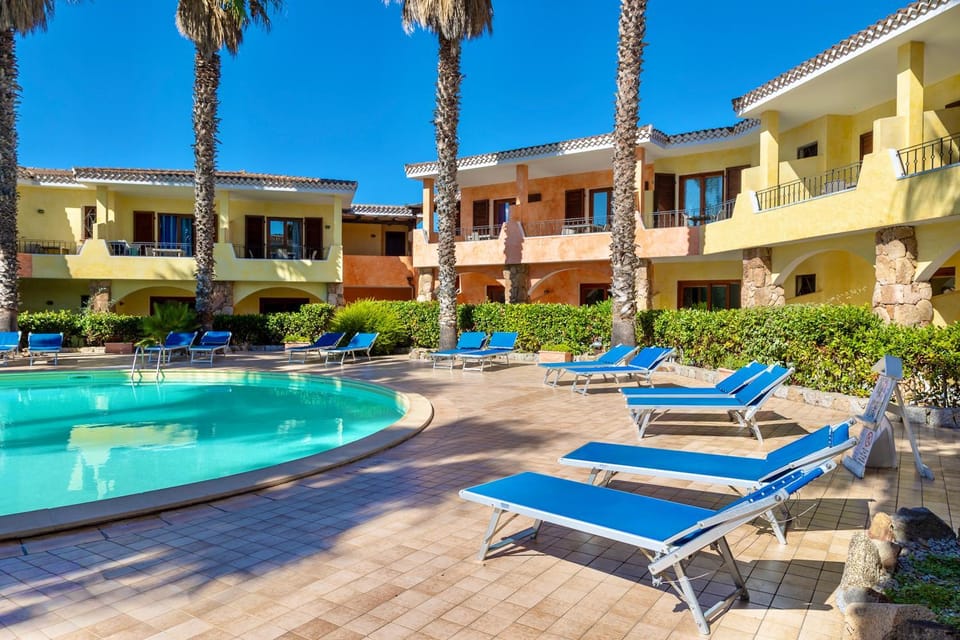 Swimming pool, sunbed