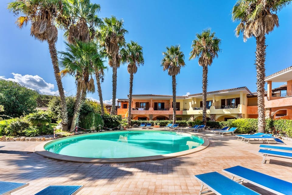 Swimming pool, sunbed