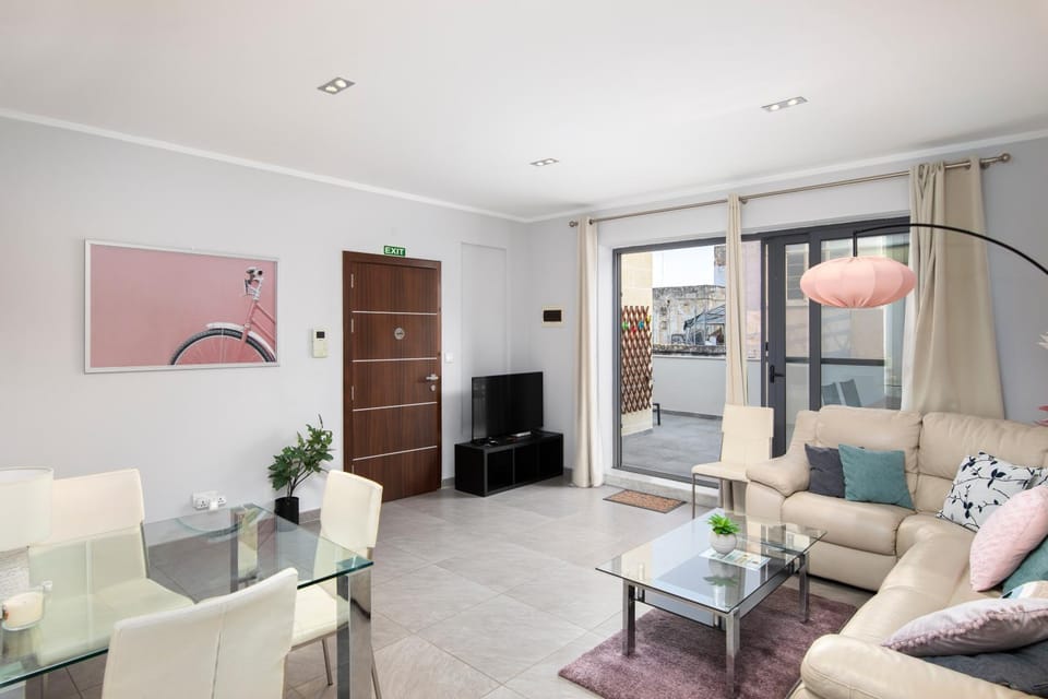 3BR Penthouse with huge terrace - Sliema, Triq Trofimu Apartment in Sliema