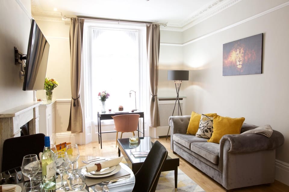 Living room, Seating area, Dining area