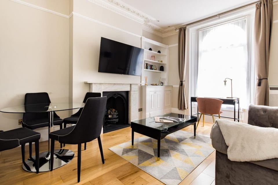 TV and multimedia, Living room, Seating area, Dining area, Evening entertainment
