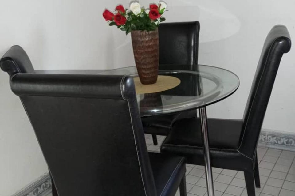 Apt - Sleeps 4 - Parking - Garden Apartment in Douala
