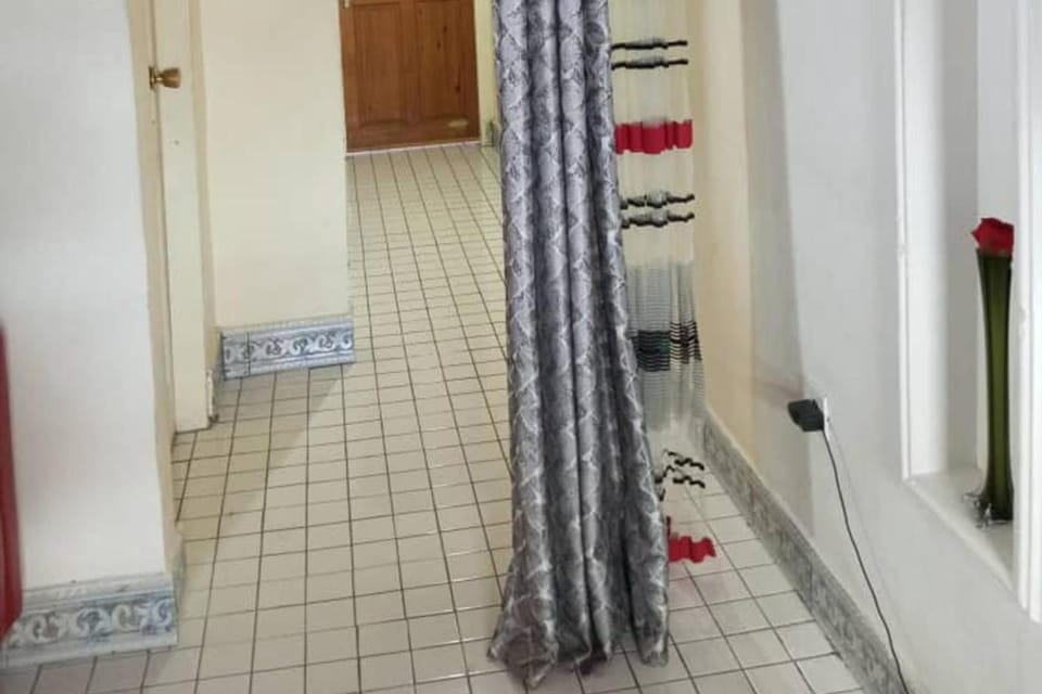 Apt - Sleeps 4 - Parking - Garden Apartment in Douala