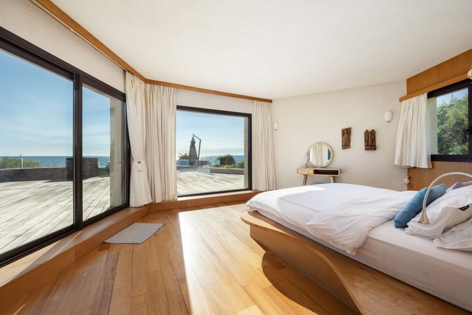Bed, Natural landscape, View (from property/room), Balcony/Terrace, Photo of the whole room, Bedroom, Sea view, safe, air conditioner, air conditioner