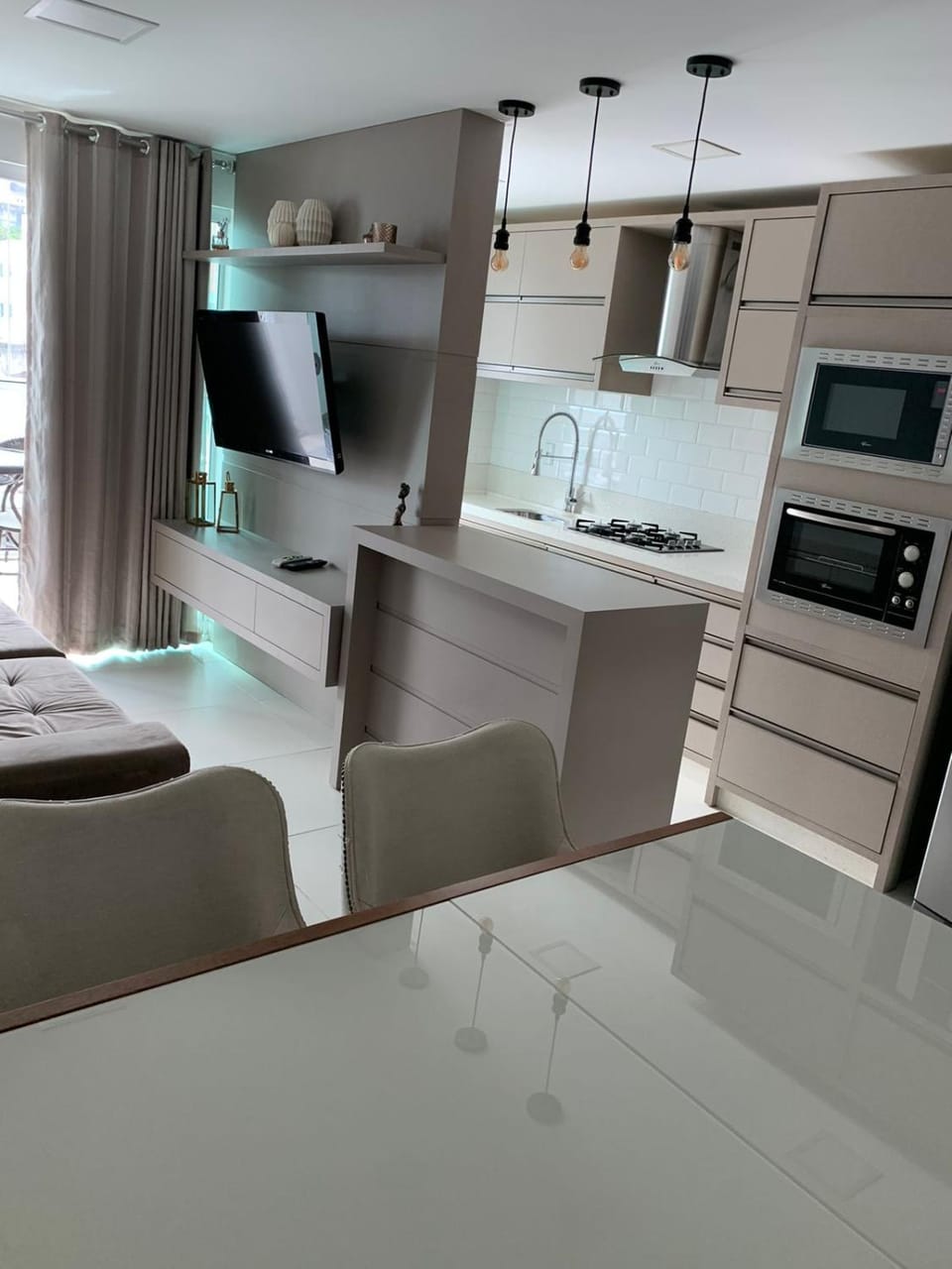 Kitchen or kitchenette, minibar
