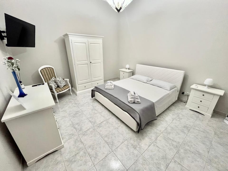 Bed, TV and multimedia, Bedroom, locker, towels