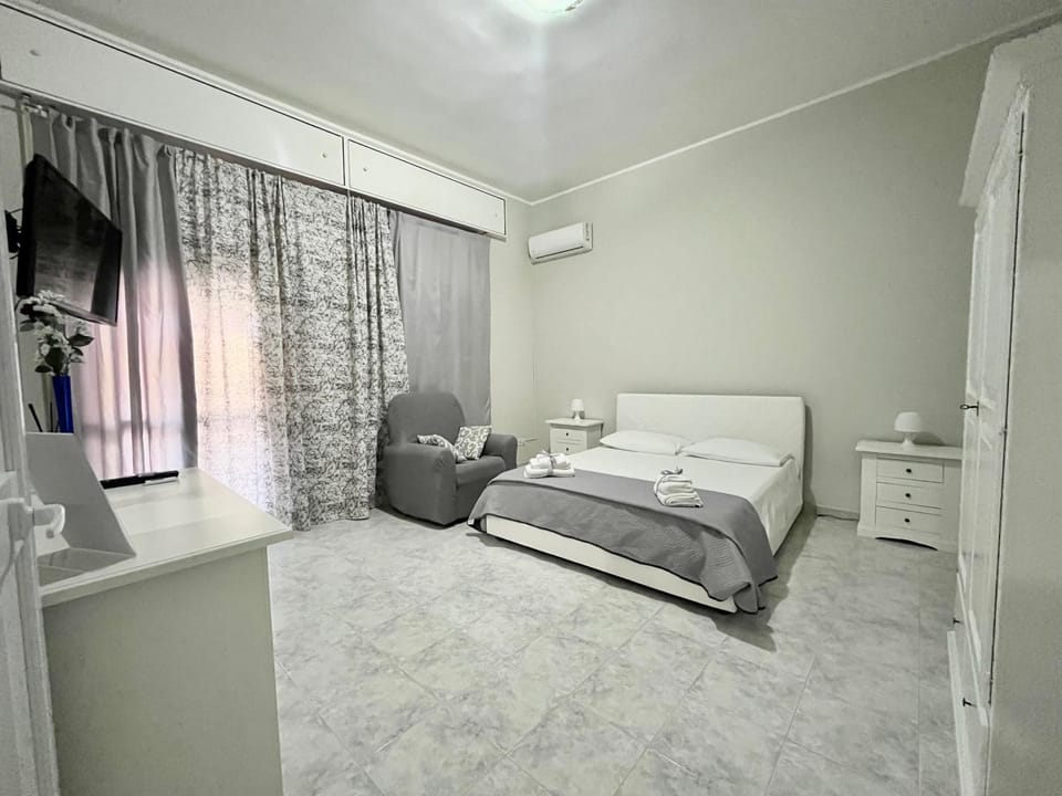 Bed, TV and multimedia, locker