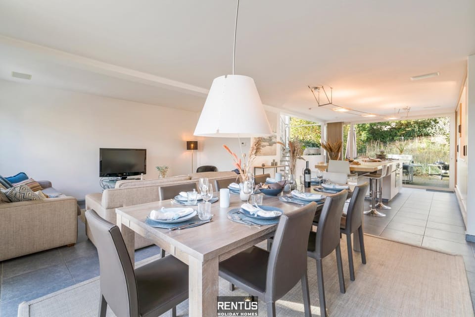 TV and multimedia, Living room, Seating area, Dining area