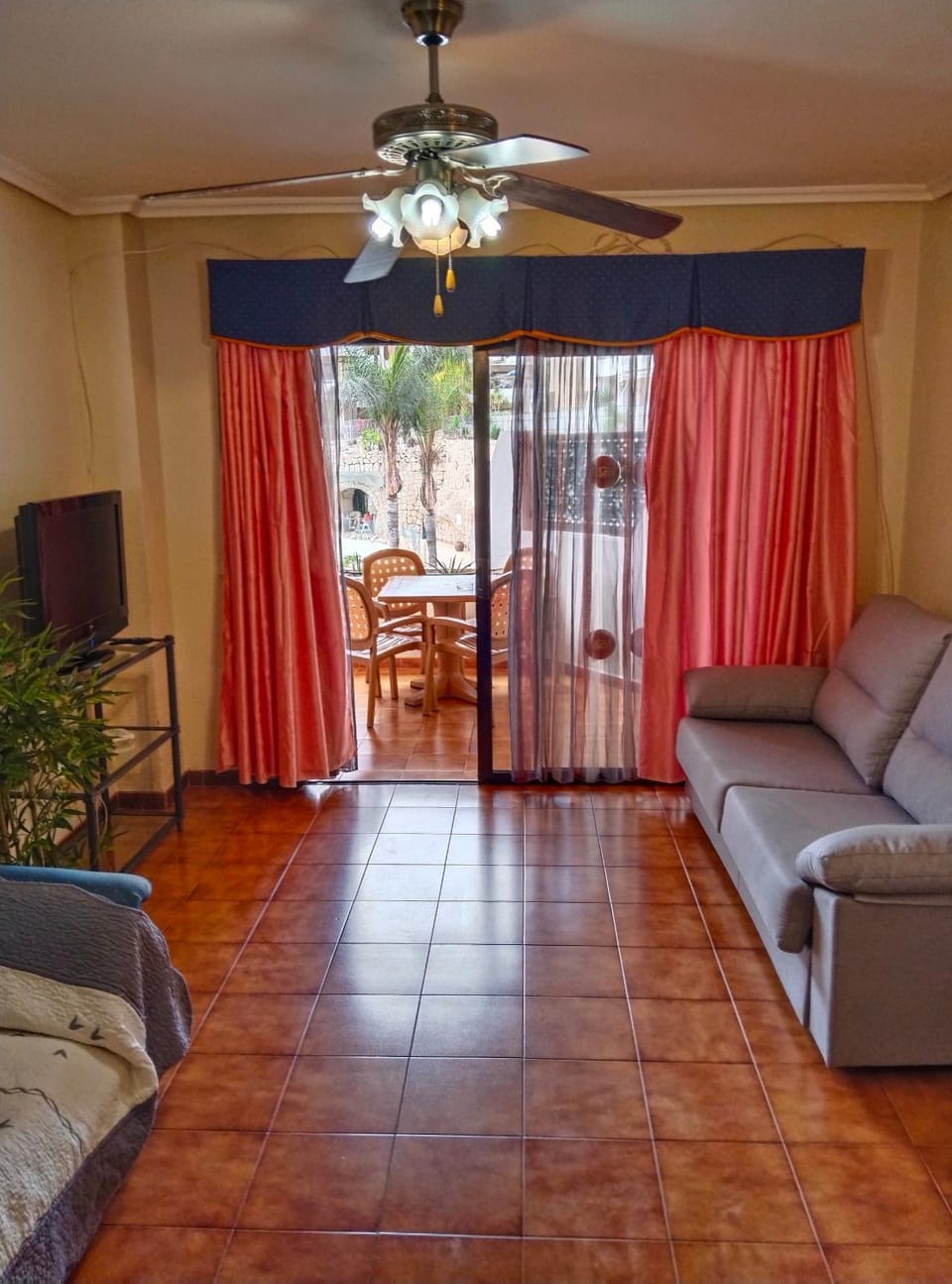 TV and multimedia, Living room, Seating area, Dining area