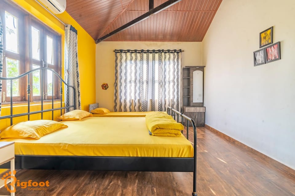 Photo of the whole room, Bedroom